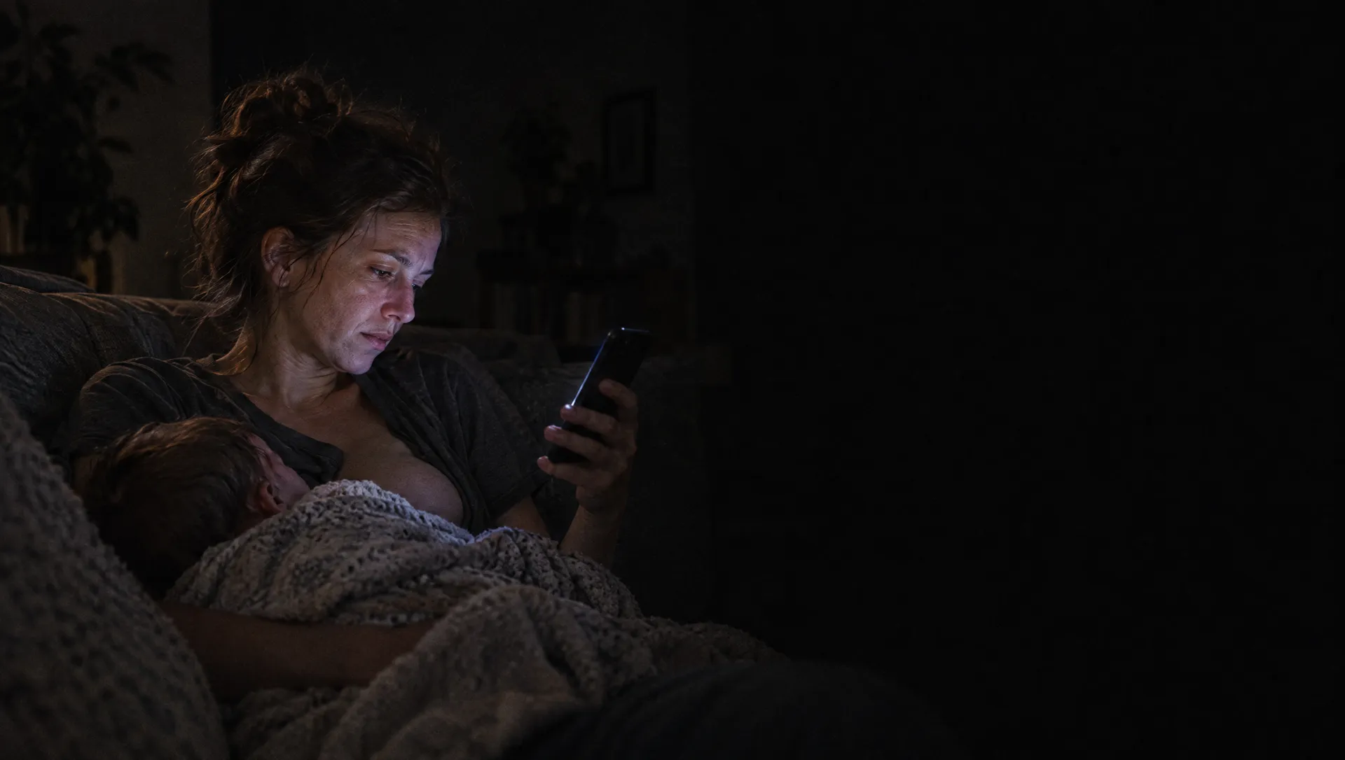 La mamma alle tre di notte sul divano mentre allatta