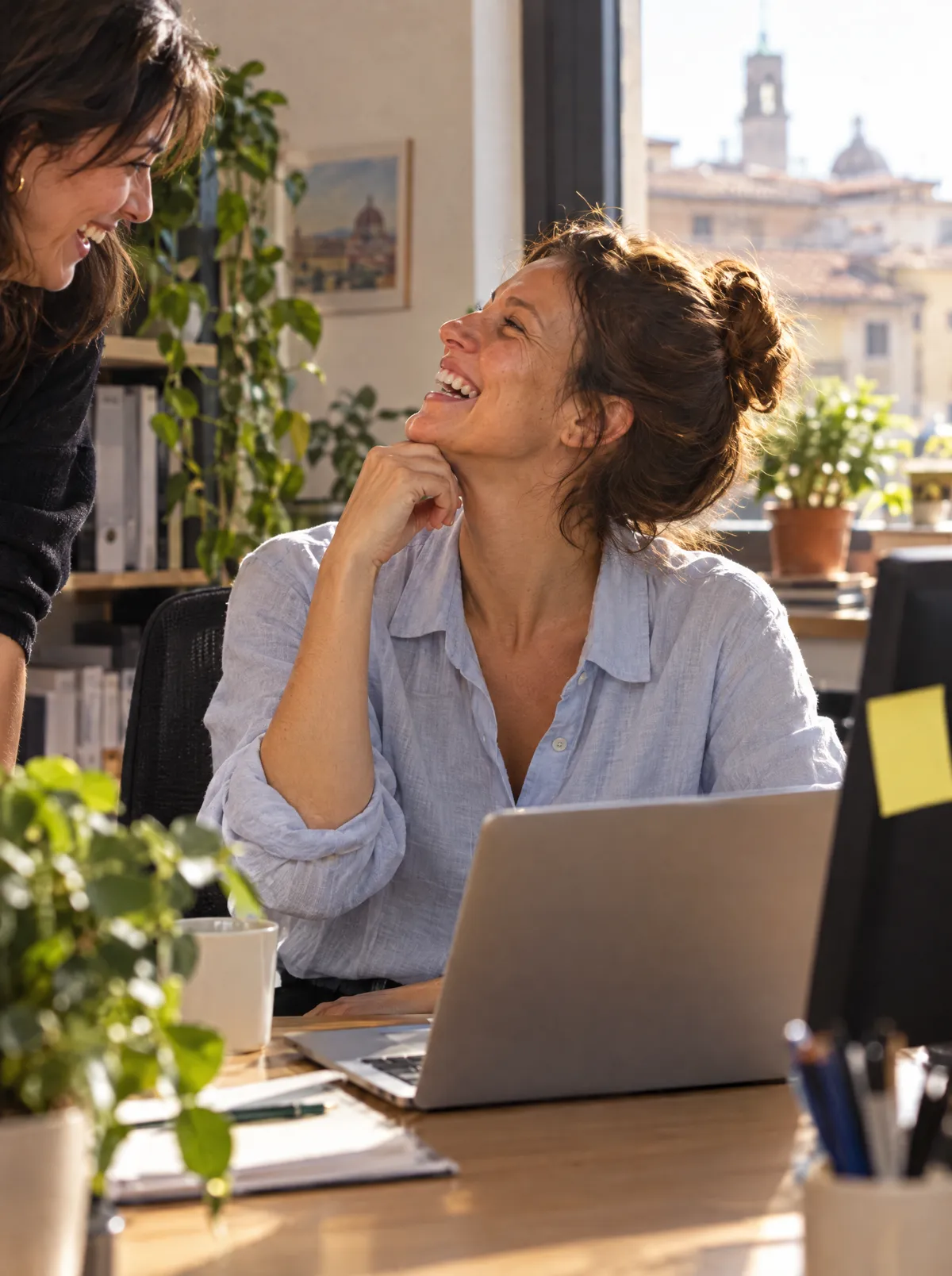 La mamma in ufficio ride con una collega